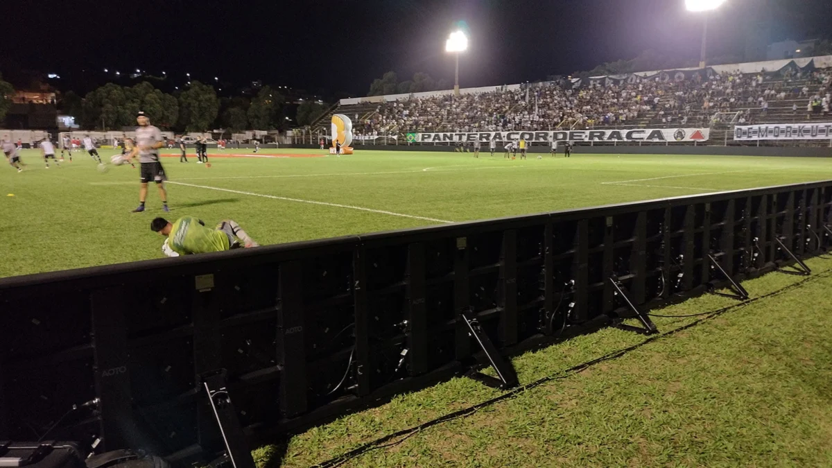 Torcida do Democrata nas metálicas do Mamudão: Foto de Juninho Nogueira