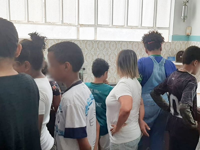 Foto ambientada em escola com alunos