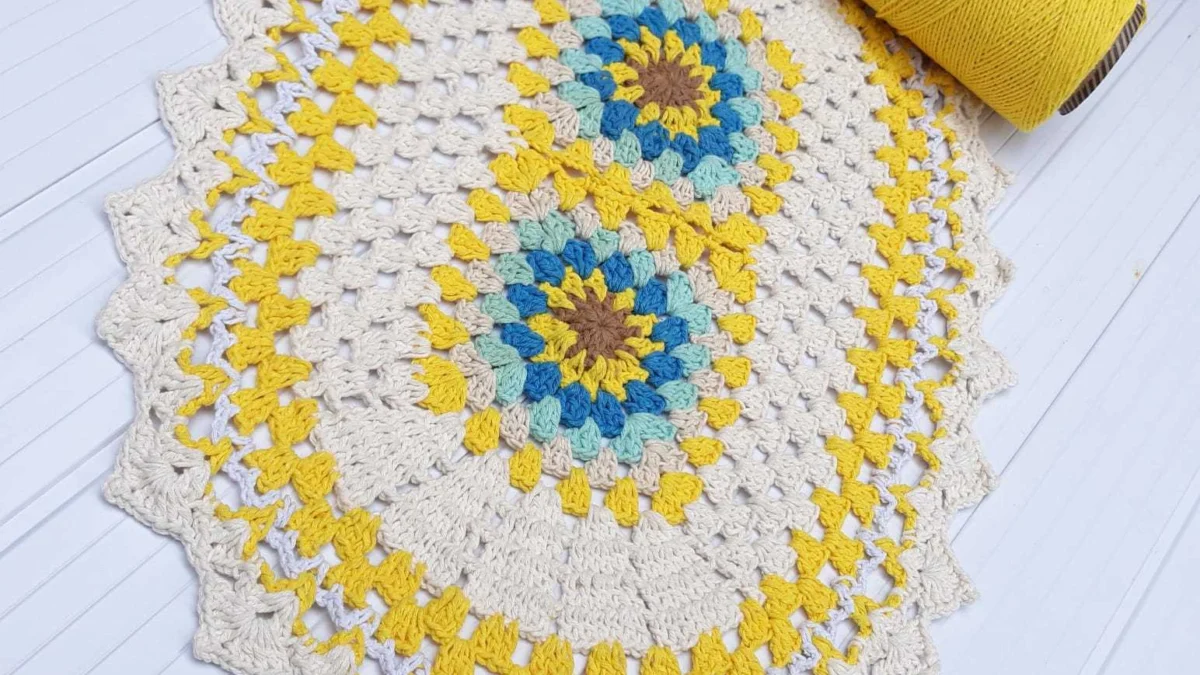 Projeto Gente Que Faz Arte expõe produtos da Crocheteria Fio Azul 1 A Crocheteria Fio Azul produz peças de moda casa em crochê, como tapetes, jogos de banheiro e cozinha, conjuntos de sousplat, entre outros