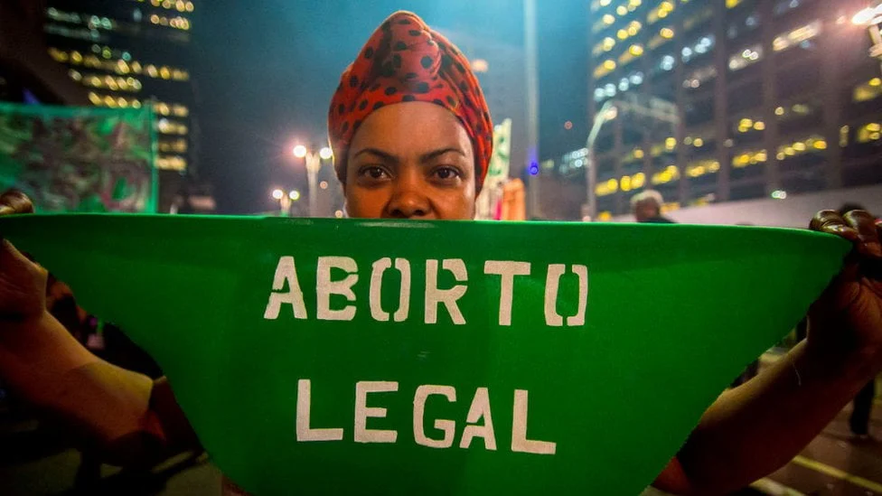 O fórum vai discutir o tema “A conjuntura atual do aborto legal, a construção de boas práticas e o combate à desinformação, contornando as