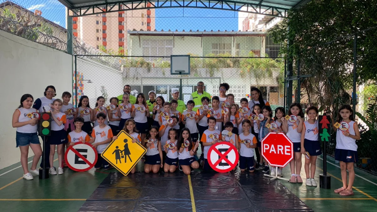 Agentes de trânsito levam Teatro Rua da Alegria à Escola da Gente 1 Os agentes de trânsito junto com os estudantes, em pose especial, depois da ação educacional para o trânsito - Foto