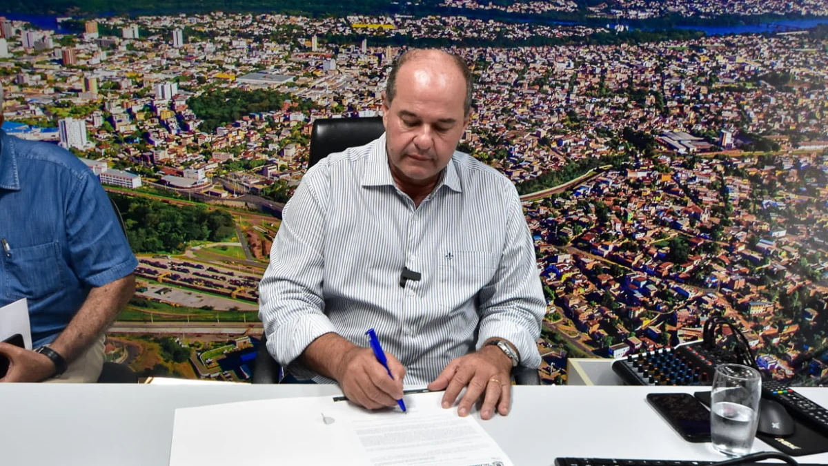 Prefeitura oficializa desapropriação de Complexo Esportivo no bairro Santa Rita 1 O prefeito André Merlo assina o documento que viabiliza a desapropriação de um Complexo Esportivo no bairro Santa Rita