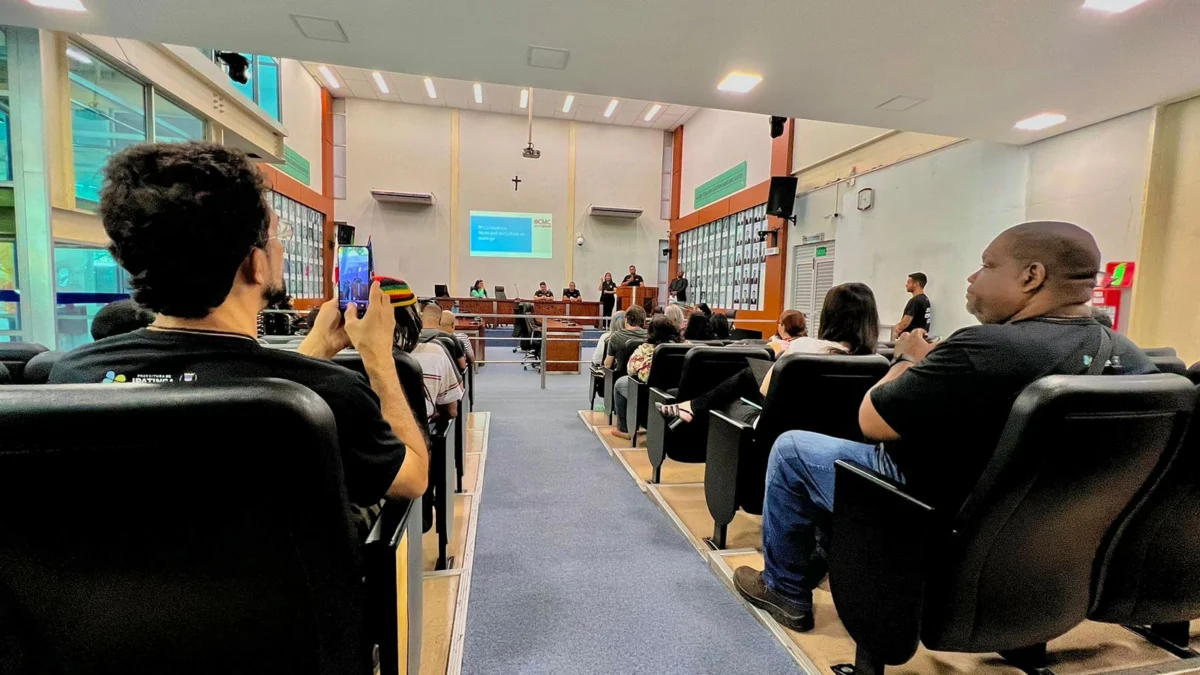 Poder público, agentes culturais e artistas debatem cultura do município 1 O encontro reuniu dezenas de produtores culturais atuantes no Vale do Aço, que concorreram na eleição de delegados que irão representar