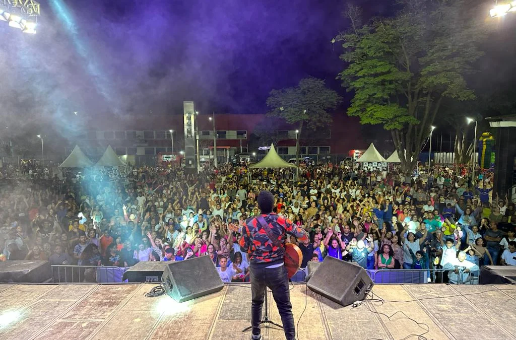 Muitas pessoas se organizaram na torcida aplaudindo e incentivando os cantores