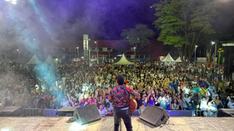 Primeiro dia do Festival de Música Gospel de Timóteo reúne milhares de pessoas na Praça 1º de Maio