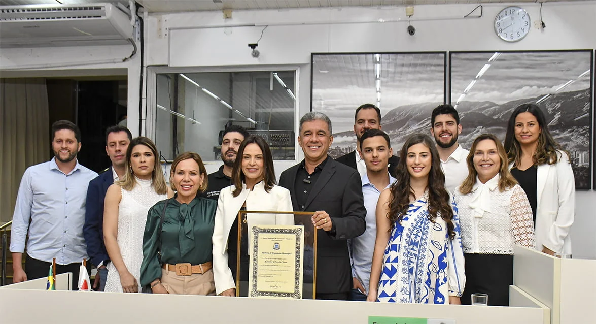 Ao centro, Wallace Barreto e sua esposa Rosana exibem o título de cidadão valadarense, durante a solenidade na Câmara Municipal