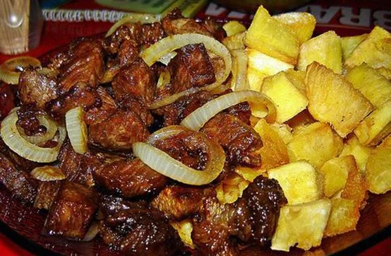 Carne de sol com mandioca, um prato da culinária mineira