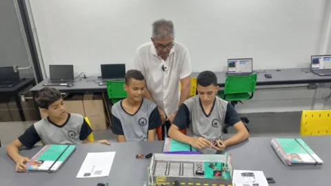 Feira Tecnológica tem participação de alunos da Escola Adélia Ribas, que apresentaram seus projetos