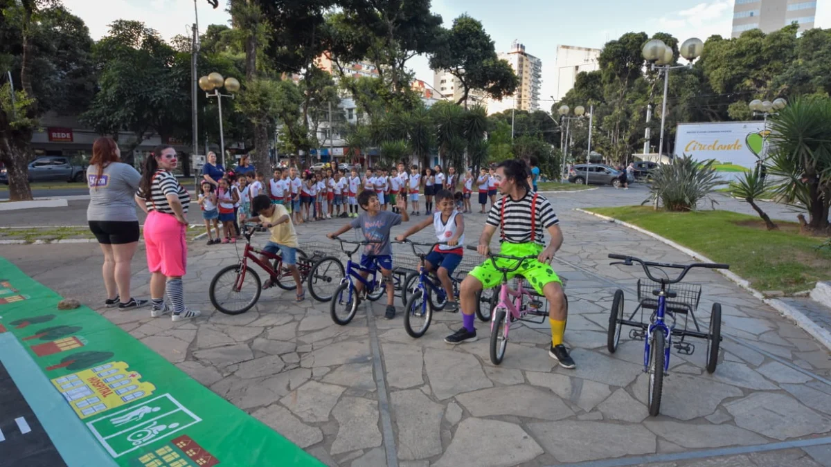 E para testar os conhecimentos adquiridos, os alunos são convidados a se deslocar para uma minipista e circular por ela com triciclos