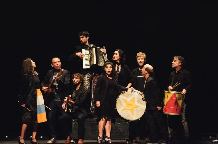 Destaques dos jornais integrantes da Rede Sindijori MG 1 As cidades de Corinto, Curvelo, Cordisburgo e Sete Lagoas, recebem, pela primeira vez, o espetáculo “De Tempo Somos” (Ariane Lazario)