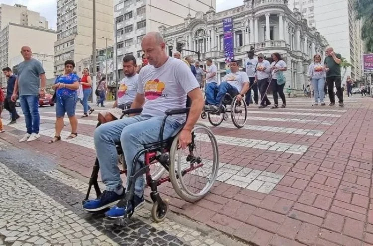 Destaques dos jornais integrantes da Rede Sindijori MG 1 Vereadores atravessaram a Rio Branco durante a ação do Dia da Luta pelos Direitos das Pessoas com Deficiência (Leonardo Costa)