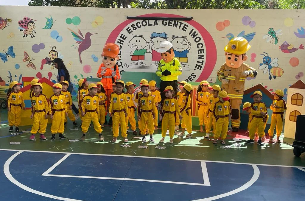 Semana Nacional do Trânsito começa com apresentação de crianças vestidas de piloto de Fórmula 1 1 Vestidas com macacão de pilotos de Fórmula 1, todas de amarelo, as crianças deram um show ao lado dos mascotes das autoridades do trânsito