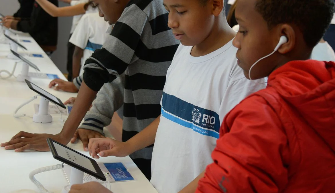 Estudantes participam do Ler - Salão Carioca do Livro, na Biblioteca Parque, no centro do Rio