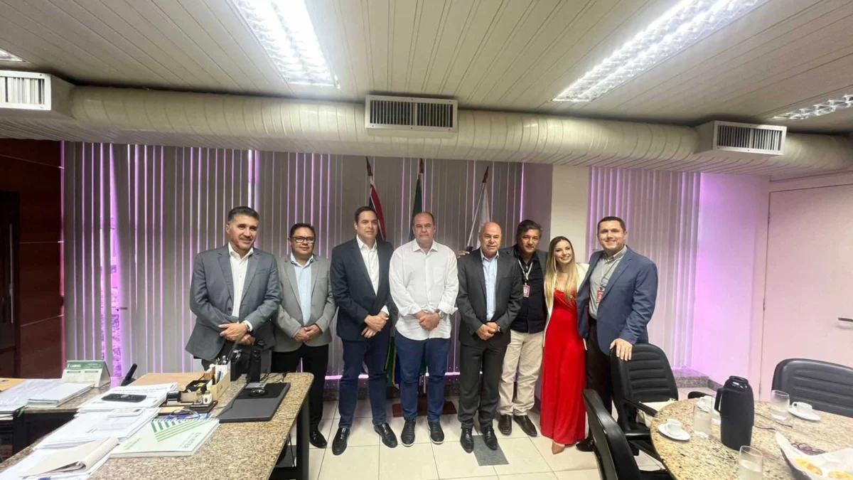 Prefeito recebe visita do presidente do Banco do Nordeste 1 Na manhã desta sexta-feira (20), o Prefeito André Merlo teve a honra de receber em seu gabinete o Presidente do Banco do Nordeste