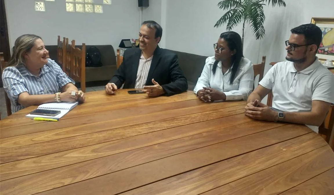 Prefeitura firma parceria com Superintendência de Ensino para divulgação do Portalzinho Valadares 1 A reunião foi realizada na sede da Superintendência Regional de Ensino do município