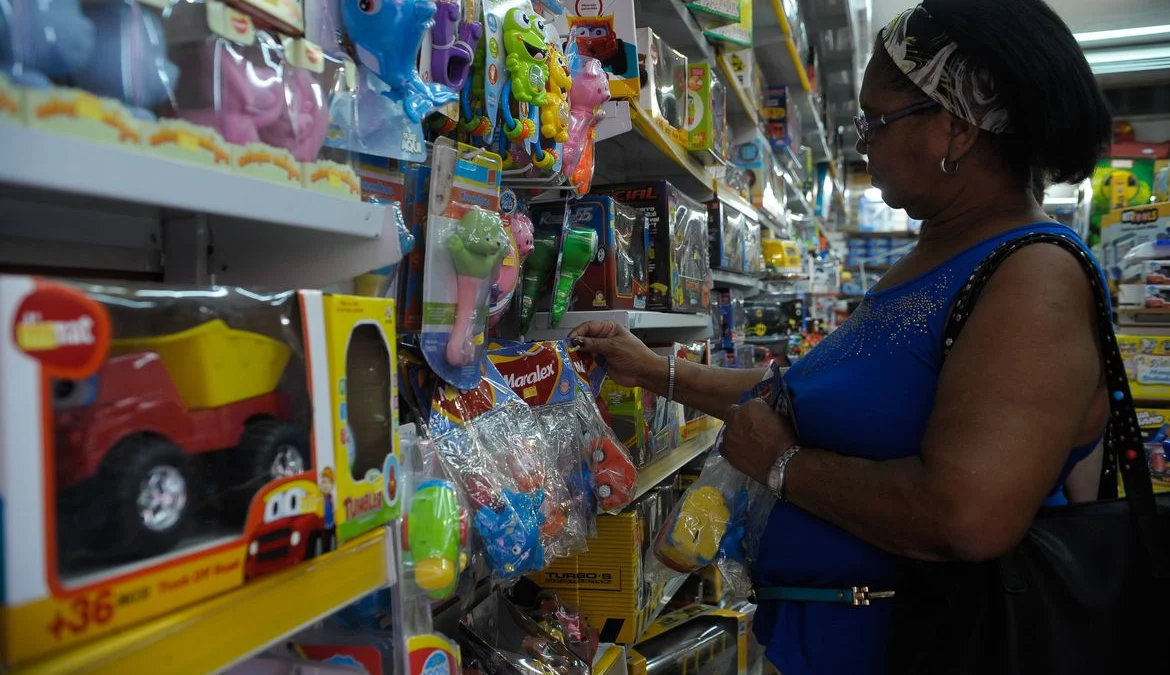 Rio de Janeiro - A dona de casa Maria das Graças Benedito, 67 anos, compra presentes para o Dia das Crianças no comércio da Sociedade