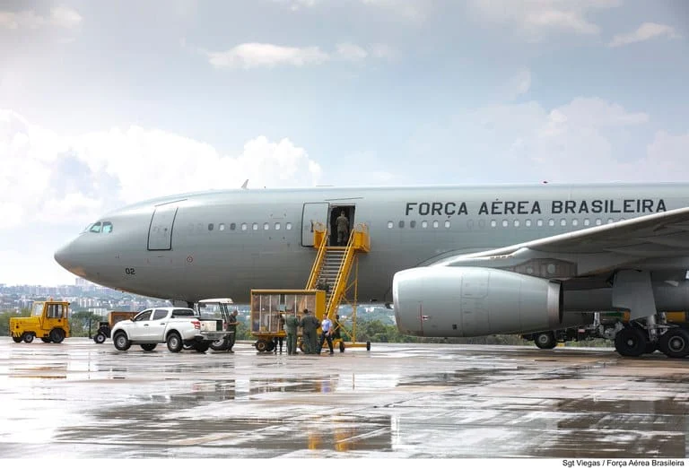 Com 209 passageiros, oitavo voo de repatriação chega ao Brasil 1 A aeronave KC-30 (Airbus A330 200), da Força Aérea Brasileira (FAB), pousou, às 4h (horário de Brasília) desta segunda -feira (23/10),