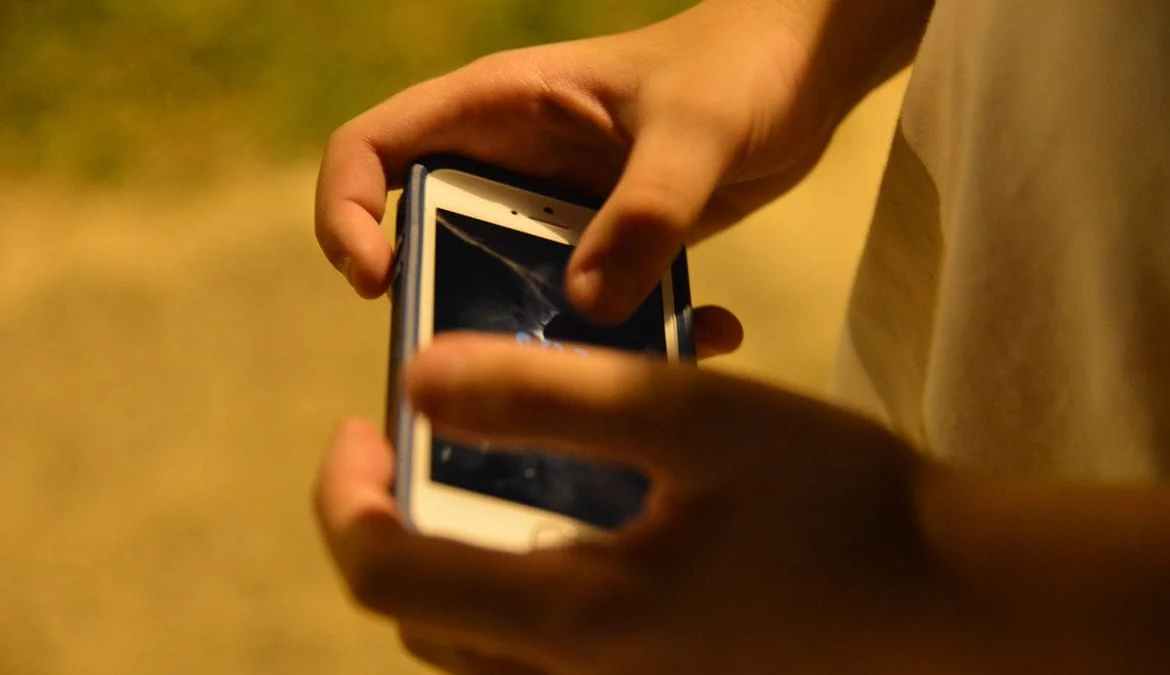 Com o aumento do uso da internet por adolescentes o compartilhamento de fotos íntimas se tornou um perigo para muitos jovens que não medem