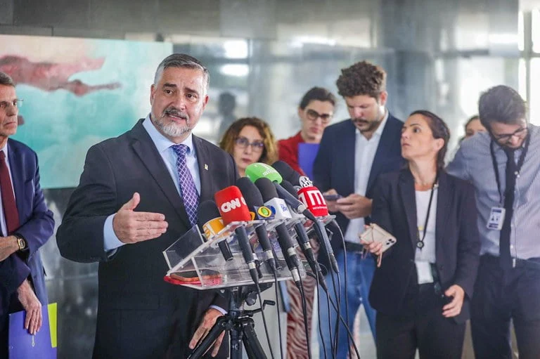 Brasil vai insistir em corredor humanitário, afirma ministro Pimenta 1 Paulo Pimenta também falou sobre a situação dos brasileiros na região de Gaza e do empenho do governo junto às autoridades de Israel, Irã