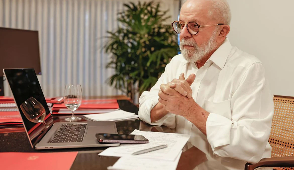 Lula conversa com presidente de Israel e pede corredor humanitário 1 12/10/2023, O presidente Lula no Palácio do Alvorada