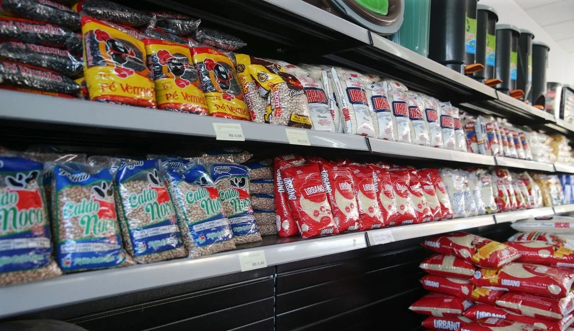 Custo da cesta básica cai em todas as regiões do país em setembro 1 Sacos de arroz à venda em mercado