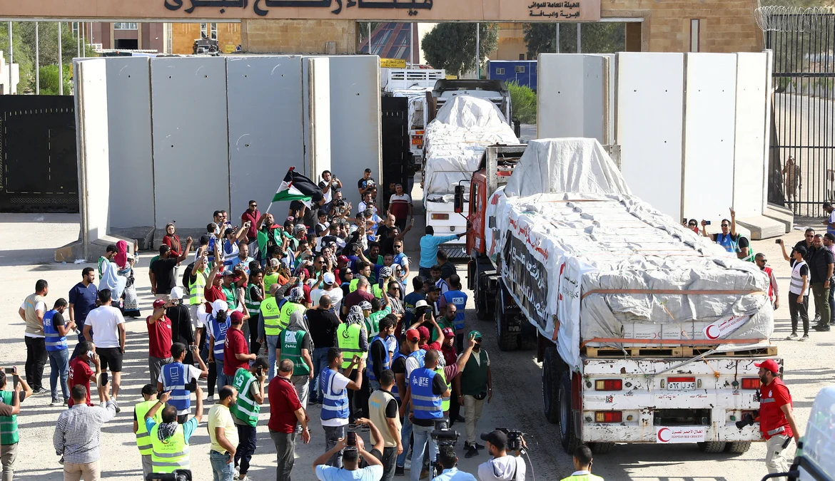 Caminhões com alimentos, água e medicamentos enviados como ajuda humanitária para a Faixa de Gaza atravessaram a fronteira do Egito