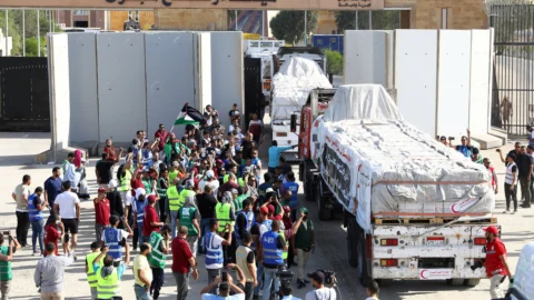 Caminhões com ajuda humanitária entram na Faixa de Gaza