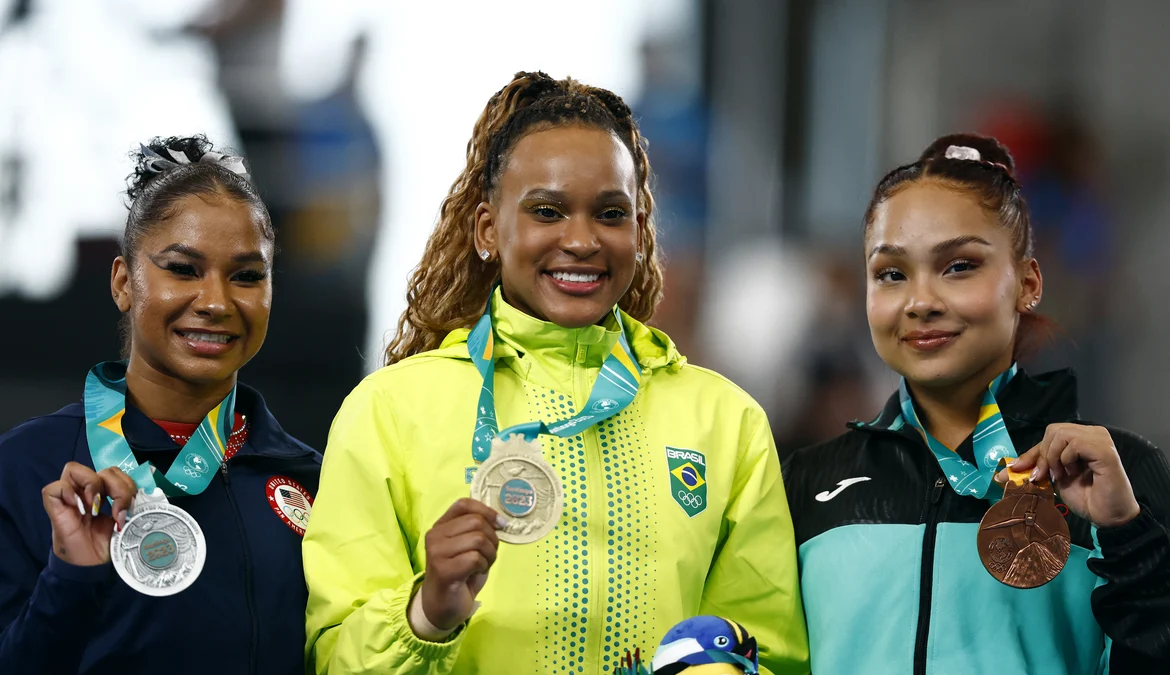 Rebeca Andrade brilhou na noite desta terça-feira (24) para conquistar a medalha de ouro da prova de salto sobre a mesa