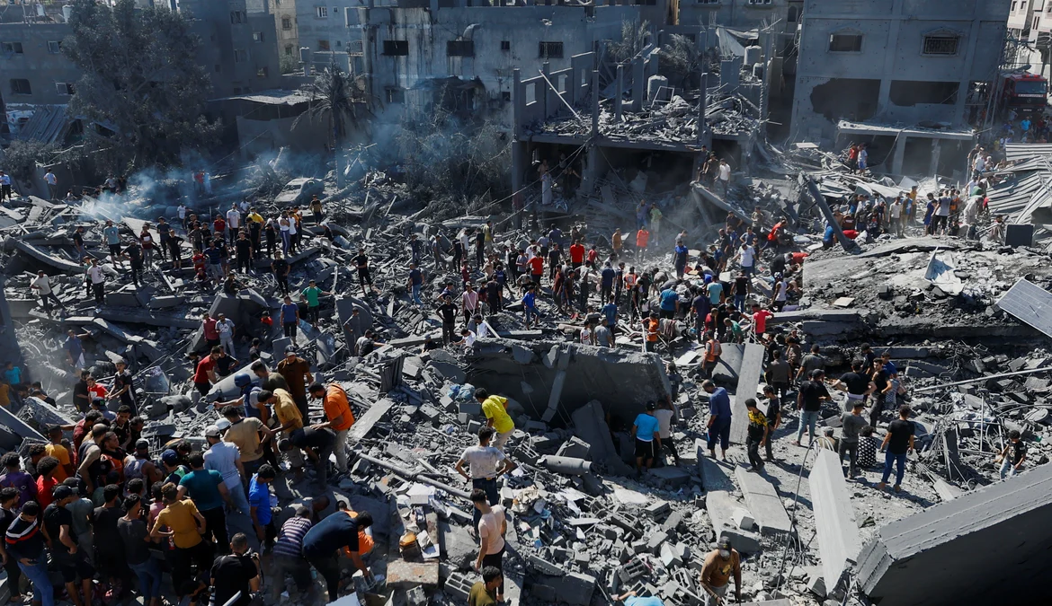 Prédio ao lado de casa de brasileiro é bombardeado na Faixa de Gaza 1 Novo bombardeio na manhã desta segunda-feira (30) atingiu um prédio ao lado da residência de uma das famílias de brasileiros que estão