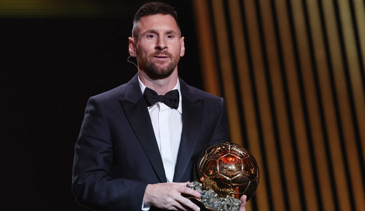 Messi conquista Bola de Ouro da France Football pela oitava vez 1 Esta foi a oitava oportunidade na qual o argentino conquistou o prestigioso prêmio da revista France Football