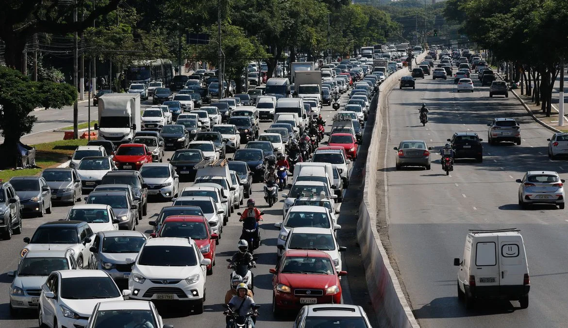 São Paulo (SP), 24/03/2023 - Trânsito intenso na Avenida Tiradentes, na região da Luz, no segundo dia de greve dos metroviários em São Paulo