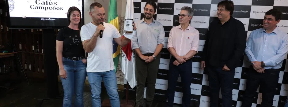 Cafés premiados em concursos promovidos pelo Governo de Minas já podem ser comercializados 1 Agricultores de todas as quatro regiões produtoras de café do estado – Matas de Minas, Cerrado Mineiro, Sul de Minas e Chapada de Minas