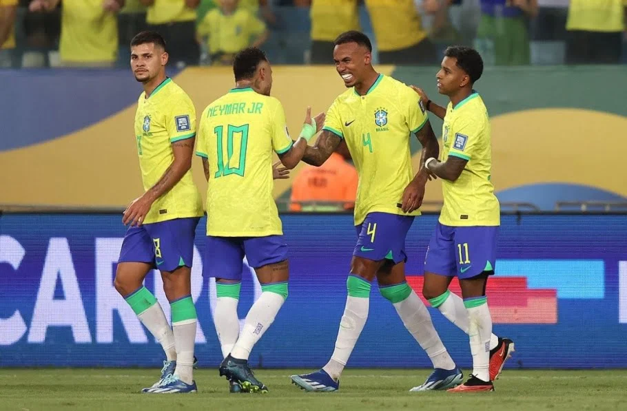 Gabriel (4) é cumprimentado pelos colegas após marcar seu primeiro gol pela Seleção