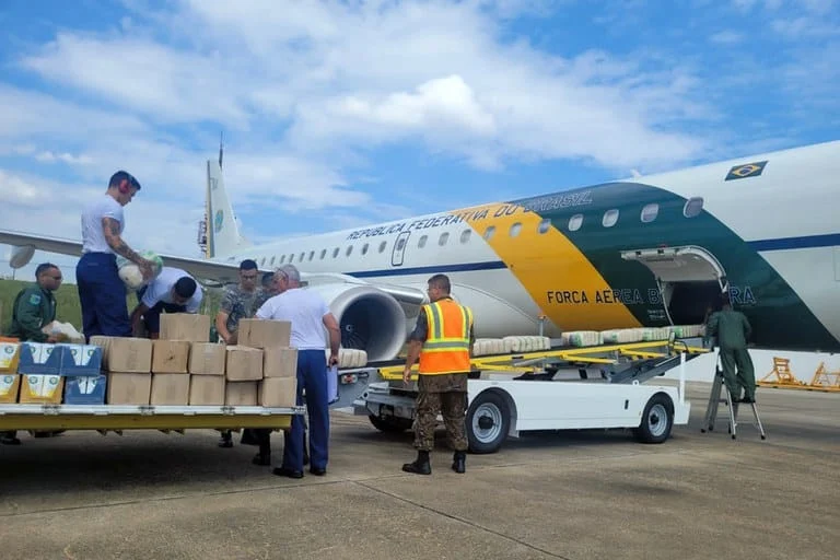 Brasil envia nova carga de ajuda humanitária à população de Gaza 1 Uma aeronave VC-2 da Presidência da República decolou às 19h32 desta segunda-feira, 30 de outubro, de Brasília rumo ao Egito
