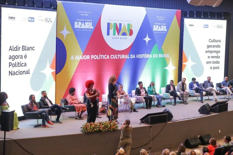Lançada Política Nacional Aldir Blanc com repasse de R$ 15 bilhões para a cultura 1 A Política Nacional Aldir Blanc de Fomento à Cultura (PNAB), que vai destinar R$ 15 bilhões para o setor cultural até 2027, foi lançada