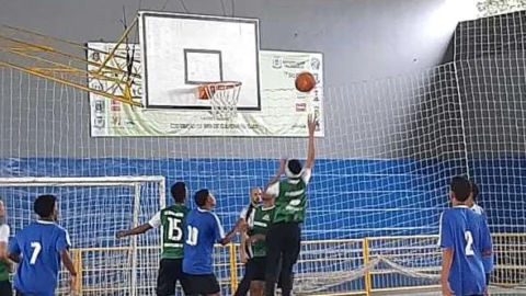 Jogos de basquete e volei movimentam o JEV na Praça de Esportes 9 Jogos de basquete e volei movimentam o JEV na Praça de Esportes