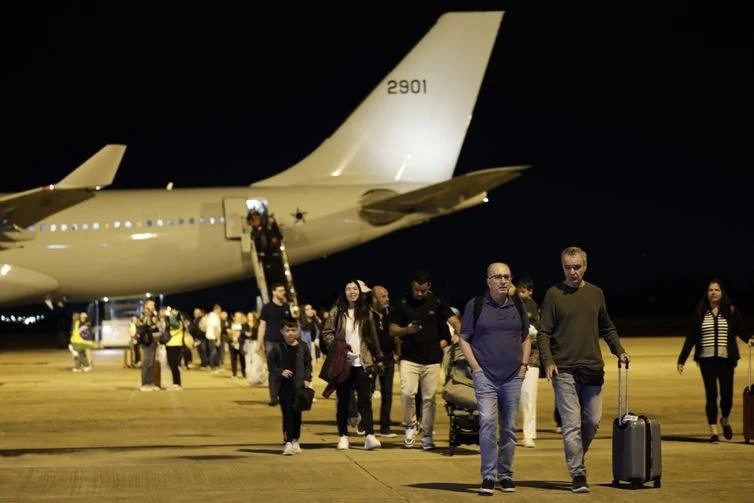 Parte dos brasileiros que foram repatriados nos últimos dias, vindos de Israel durante a operação Voltando em Paz, iniciada nesta