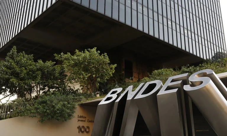 BNDES cria fórum permanente para alavancar investimentos em políticas públicas 1 Com a finalidade de melhorar a capacidade de investir na economia brasileira, distribuindo renda de maneira sustentável, o Banco Nacional