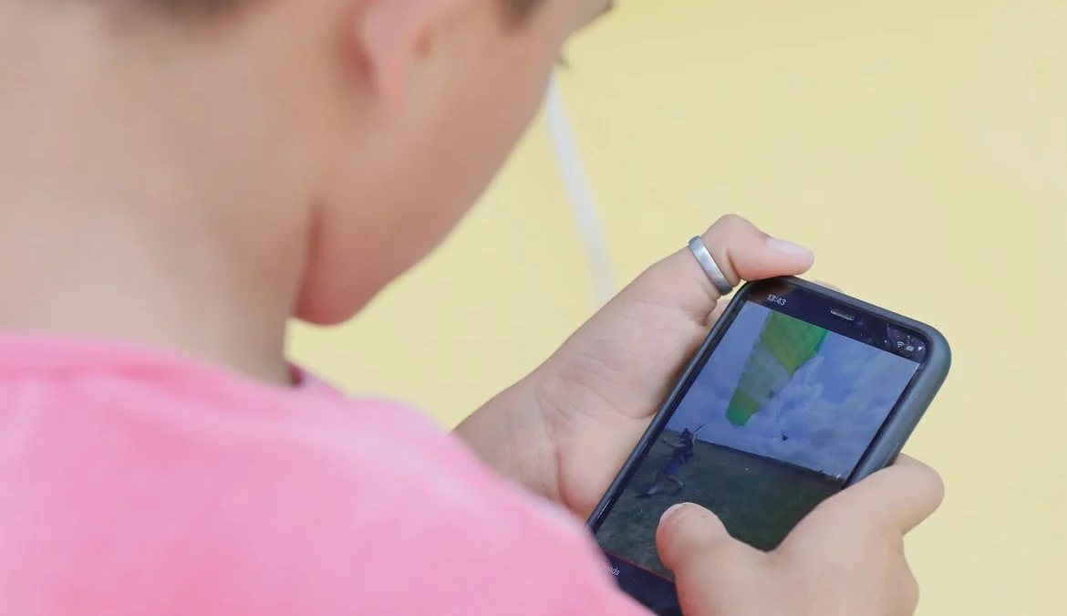 Modelo de rede digital afeta desenvolvimento infantil, diz secretário 1 O Brasil é um dos países em que se passa o maior tempo utilizando smartphones, telas e dispositivos eletrônicos