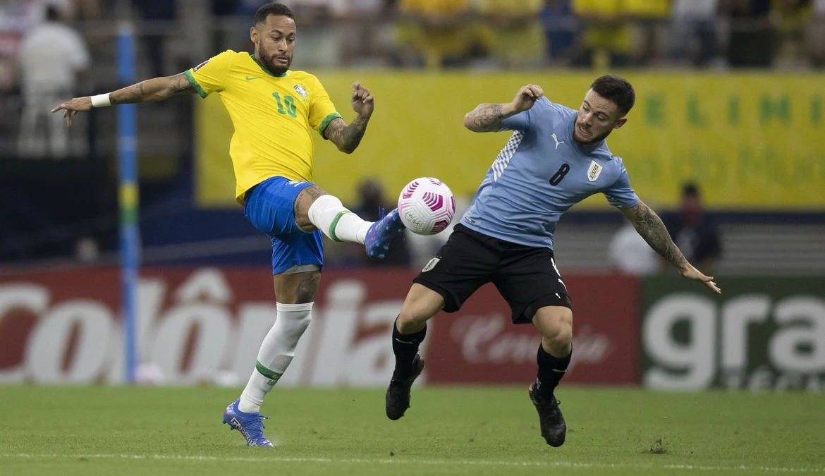 Tentando retomar vitórias, Brasil enfrenta Uruguai em Montevidéu 1 A seleção brasileira comandada pelo técnico Fernando Diniz enfrenta o Uruguai, a partir das 21h (horário de Brasília) desta terça-feira