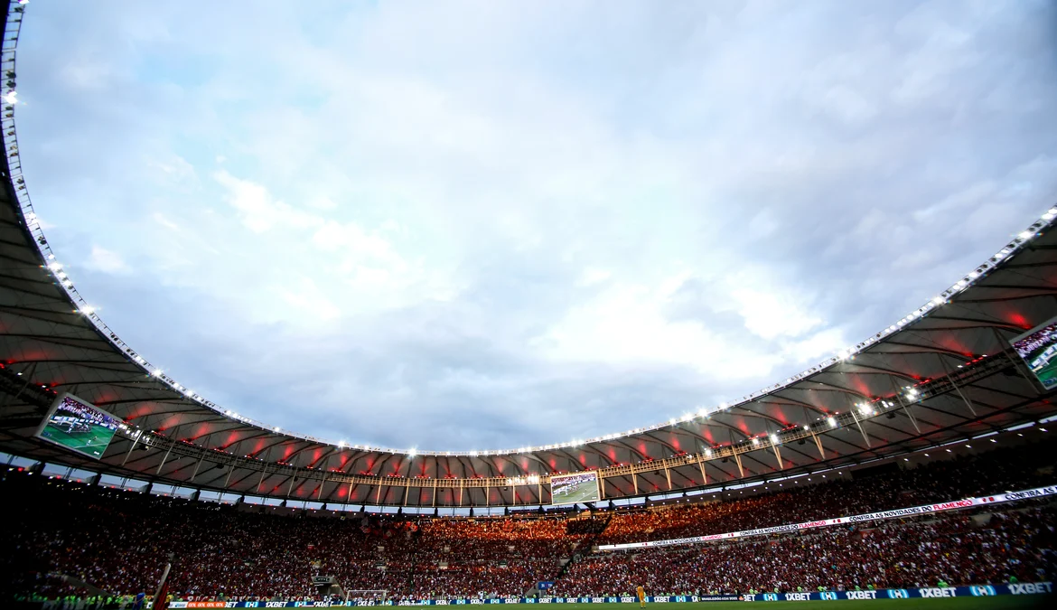Ingressos com preços elevados favorecem a elitização do futebol 1 Uma das medidas mais sentidas foi a extinção de setores considerados democráticos, como a geral