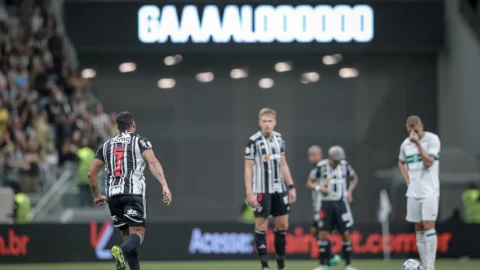 Galo sai na frente, mas perde para o Coritiba 9 Galo sai na frente, mas perde para o Coritiba