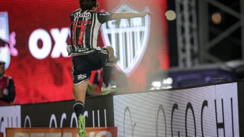 Galo vence o Red Bull Bragantino em SP e cola no G6