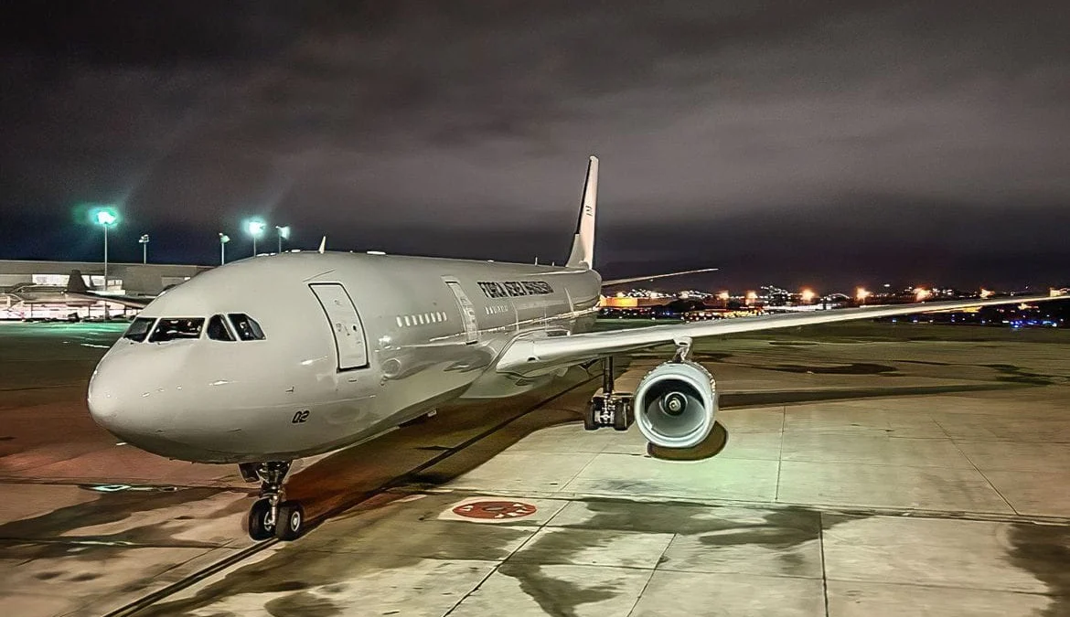 Operação Voltando em Paz faz nono voo de repatriação 1 Aeronave KC-30 (Airbus A330 200), da FAB, pousou às 1h45 (horário de Brasília) com 215 brasileiros e 16 pets, após terem sido transportados
