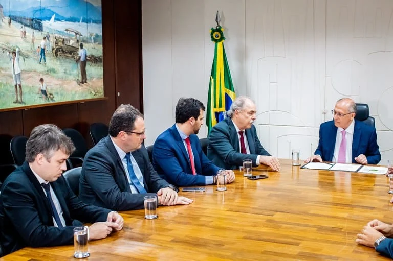 MDIC e BNDES firmam acordo com R$ 200 milhões em investimentos para transição energética 1 O vice-presidente e ministro de Desenvolvimento, Indústria, Comércio e Serviços (MDIC), Geraldo Alckmin, e o presidente do Banco Nacional