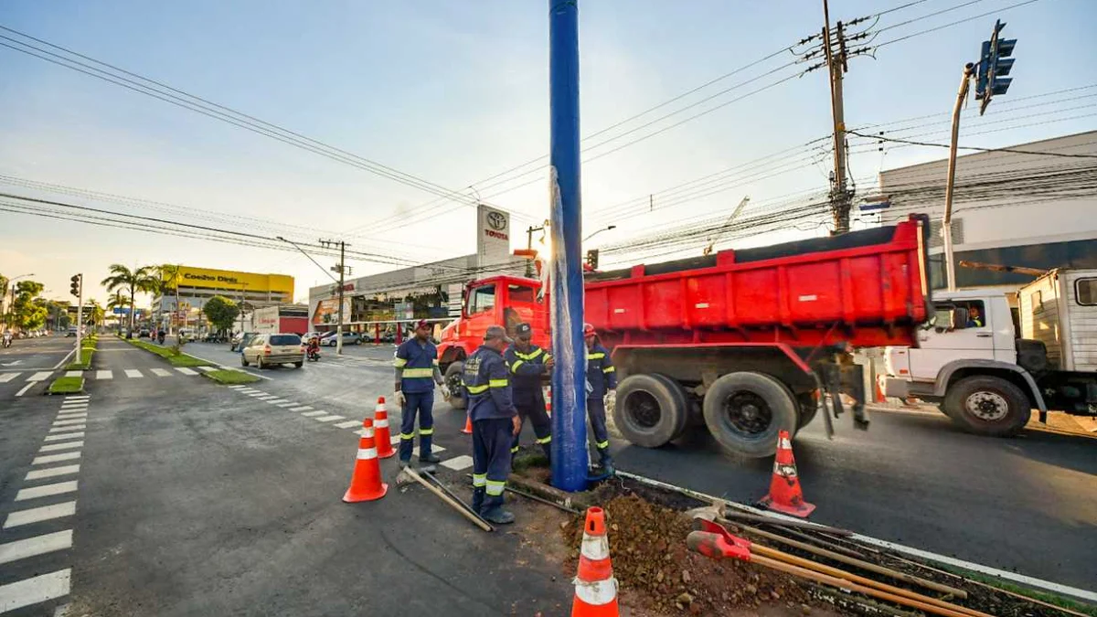 Prefeitura inicia instalação de postes para câmeras de monitoramento 1 Uma nova tecnologia chega em Valadares para proporcionar mais segurança e eficiência ao trânsito da cidade