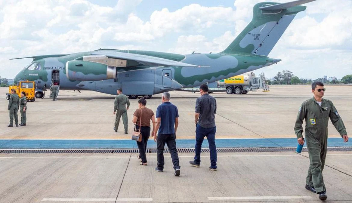 Terceiro avião trazendo brasileiros de Israel chega ao Brasil 1 Brasília (DF), 10.10.2023 - Decolagem da aeronave KC-390 Millennium da FAB para a repatriação de brasileiros em território de Israel