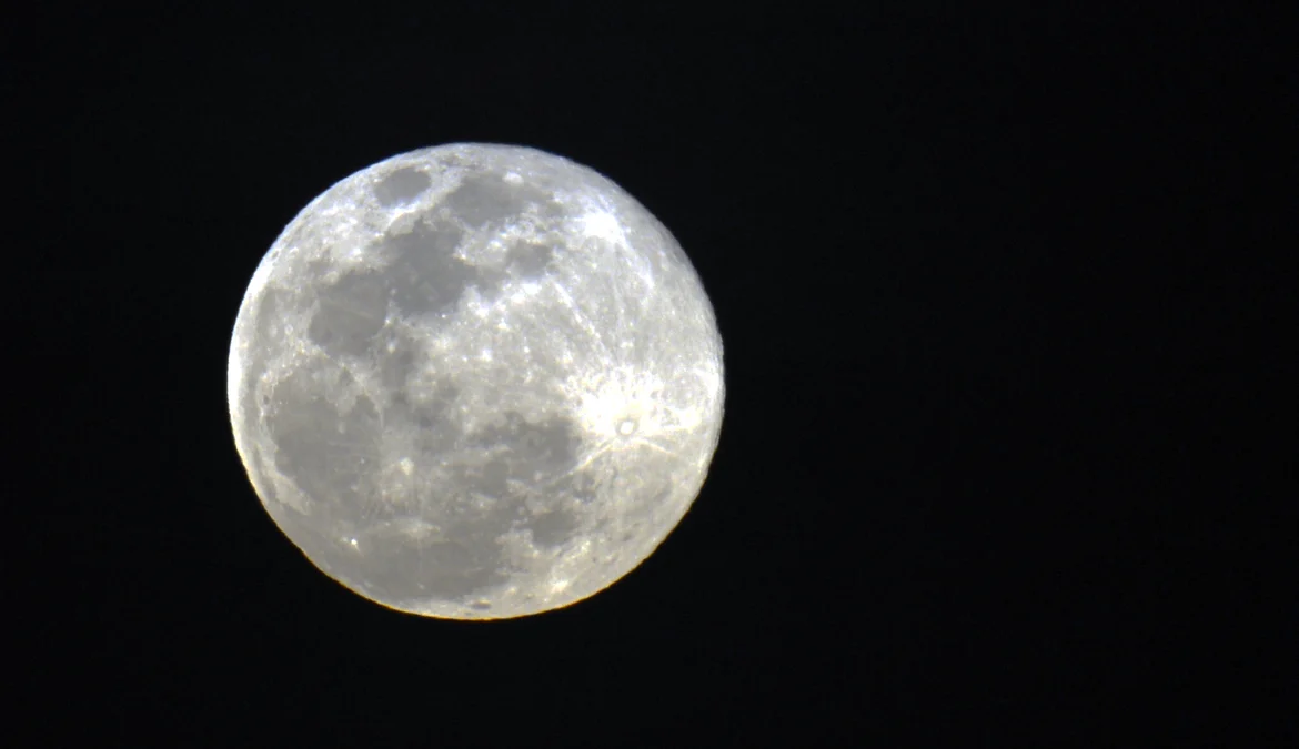 Um eclipse parcial da Lua, quando o satélite natural será encoberto pela sombra da terra, poderá ser visto neste sábado (28)