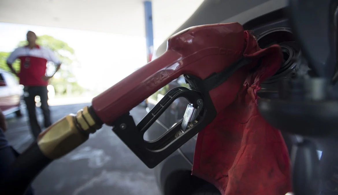Entram hoje (7) em vigor os novos preços da gasolina e do óleo diesel. O reajuste da gasolina é de 3%. Já o aumento do diesel será de 6%