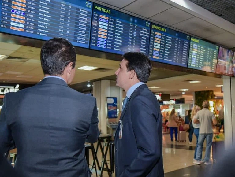 Aeroporto de Congonhas terá investimento de R$ 2 bilhões 1 Em visita ao aeroporto de Congonhas, em São Paulo, o ministro de Portos e Aeroportos, Silvio Costa Filho, recebeu o plano de investimento